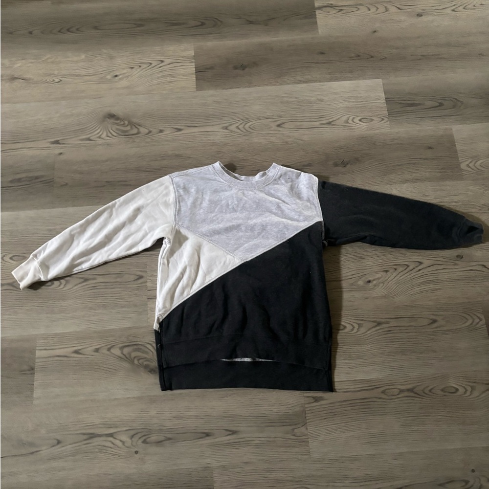 GreenTea Women’s Crewneck Sweater - Black and White